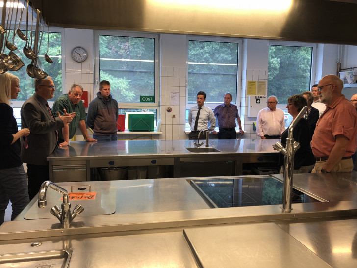 Die SPD-Fraktion begutachtete die Großküche, die modernisiert werden soll. Foto: SPD-Kreistagsfraktion Gifhorn