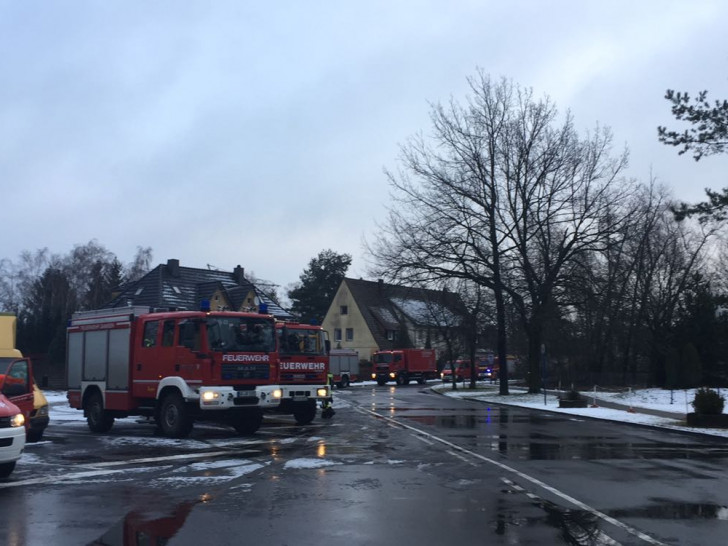 Die Feuerwehr rückte mit mehreren Fahrzeugen aus. Foto: Bernd Dukiewitz