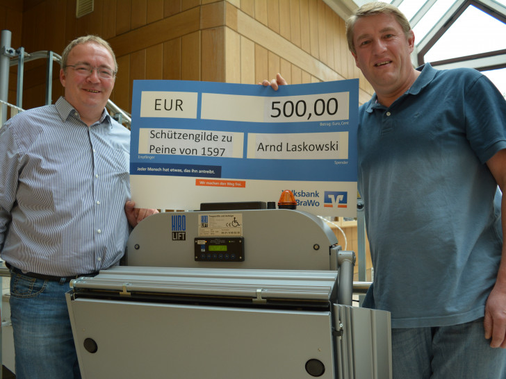Andreas Höver (links) freut sich über die Spende von Arnd Laskowski. Foto: Dr. Nicole Laskowski