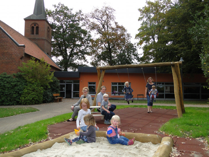 Ob im Sand spielen oder Schaukeln: den jüngsten Mitgliedern der Immanuelsgemeinde in Groß Oesingen wird so schnell nicht langweilig. Dafür sorgten Pastor Dr. Daniel Schmidt und Alexa von der Brelje, Sprecherin der Sparkasse Gifhorn-Wolfsburg. Foto: Sparkasse Gifhorn-Wolfsburg