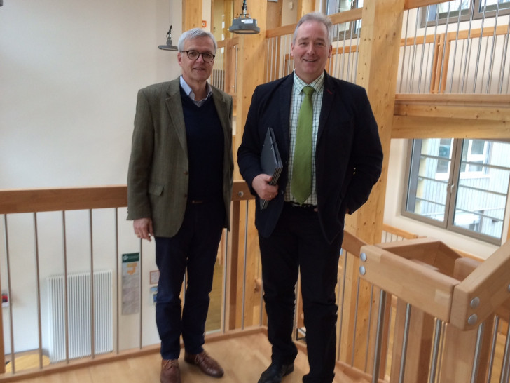 Dr. Klaus Merker (li.) und Frank Oesterhelweg im Treppenhaus des Dienstgebäudes, das aus Fichte und Buche erstellt wurde. Foto: CDU 