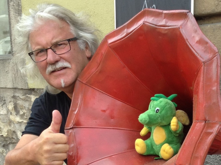 Manfred Kramer mit dem Mini-Tabaluga. Foto: Privat