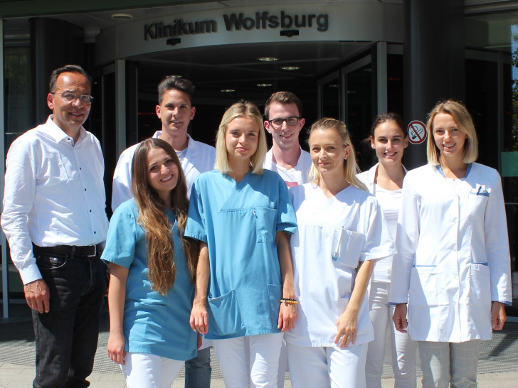 Dr. Akhil Chandra mit Studentinnen und Studenten aus Bratislava und Prag. Foto: Klinikum Wolfsburg