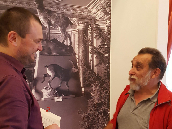 Museumsmitarbeiter Marcus Neumann und Präparator Frank Strauß vor der historischen Ansicht des Naturhistorischen Museums im Schloss.
Foto: Schlossmuseum