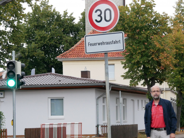 Sven Hagemann freut sich über Tempo 30 vor der Hornburger Schule, bedauert aber, dass zu viele die Geschwindigkeitsbegrenzung ignorieren. Foto: Sven Hagemann