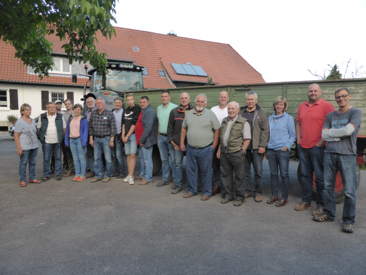 Die Teilnehmer der Schliestedter Feldmarksinteressentschafts-Ausfahrt (4. von rechts Vorsitzender Joachim Hühne) auf dem Hof Marschall (1. + 2. von links Ehepaar Marschall) vor dem Schlepper mit Gummiwagen, der zur Ausfahrt diente. Foto: Resch-Hoppstock

