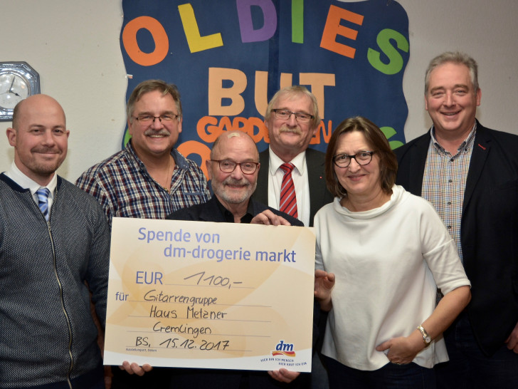 Nur strahlende Gesichter bei der Spendenübergabe (v. li.): Sander Langer (dm-Filialleiter Burgpassage Braunschweig), Frank Lillie (musikalischer Leiter der Gitarrengruppe), Burkhard Wittberg (Vorsitzender „Oldies but Goldies“ e.V.), Rolf Gerschler (Kassenwart), Ulrike Wohlgefahrt-Dietze (Geschäftsführerin des Hauses Metzner) und Landtagsabgeordneter Frank Oesterhelweg. Foto: kld