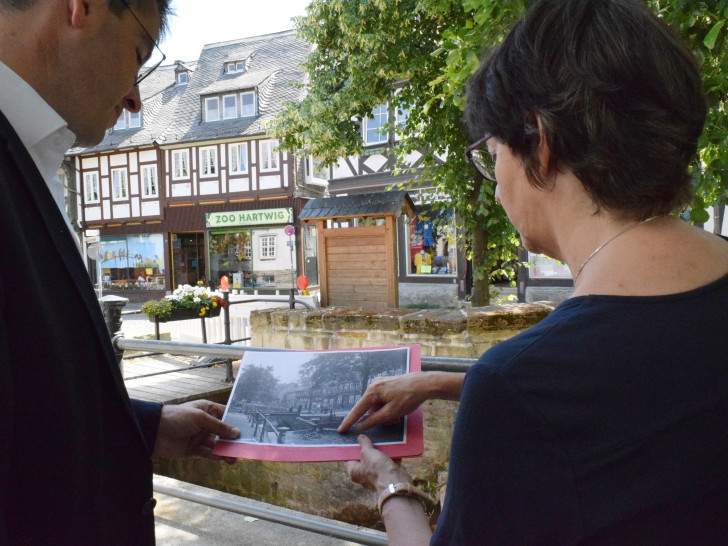 Oberbürgermeister Dr. Oliver Junk und Dr. Christine Bauer vergleichen anhand historischer Fotos, wie das Gerenne früher aussah und heute aussieht. Fotos: Stadt Goslar