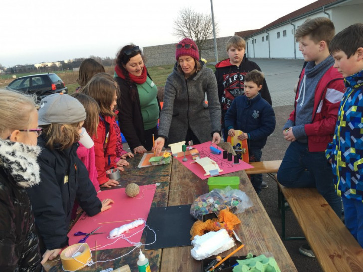 Die Kinder zeigen Landschaftarchitektin Elisabeth Köllmann (rechts) und Melanie Feuerschütte (links) ihr Modell für einen Jugendplatz in Bienrode. Foto: Robert Braumann