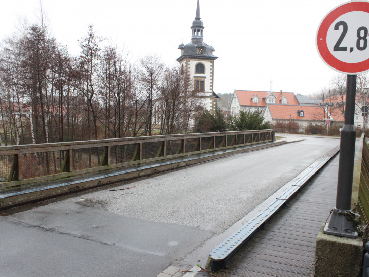 Die Kirchenbrücke ist seit Januar für den Lkw-Verkehr gesperrt. Foto: Anke Donner 
