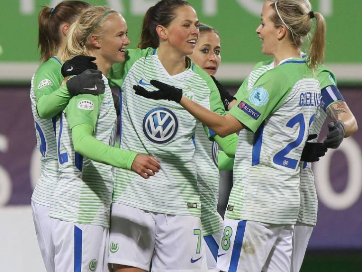 Die VfL-Spielerinnen bejubeln das 4:0 von Pernille Harder. Foto: imago/regios24