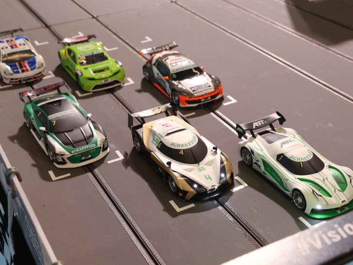 Zum Start des 24-Stunden-Rennens in der Autostadt in Wolfsburg schickten sechs Teams ihre Slotcars ins Rennen. Foto:  Matthias Leitzke