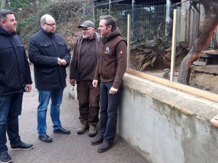 Gregor Wilhelm erläutert gemeinsam mit einem Tierpfleger beiden Politkern die Unterbringung der Erdmännchen. Foto: Sandra Domeier