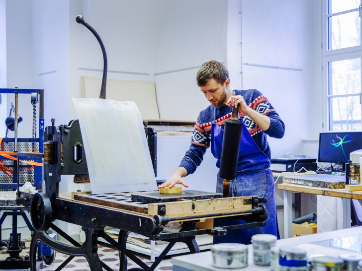 Der Künstler Alexander Mick lädt zum Mitmachen in die Druckwerkstatt ein. Foto: Stadt Wolfsburg