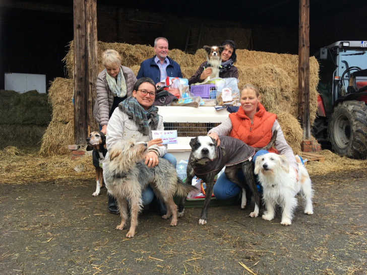 Bei der Spendenübergabe in Klein Biewende: (hintere Reihe von links): Brigitta und Armin Sembera, Sabine Willrich sowie (vordere Reihe von links): Steffi Sembera und Sabine Bracker. Foto: privat
