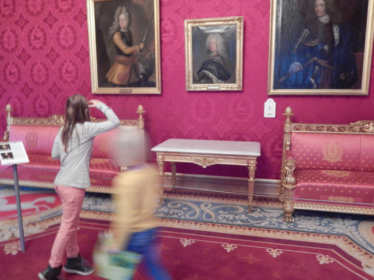 Kinder erkunden das Schlossmuseum.
Foto: Schlossmuseum