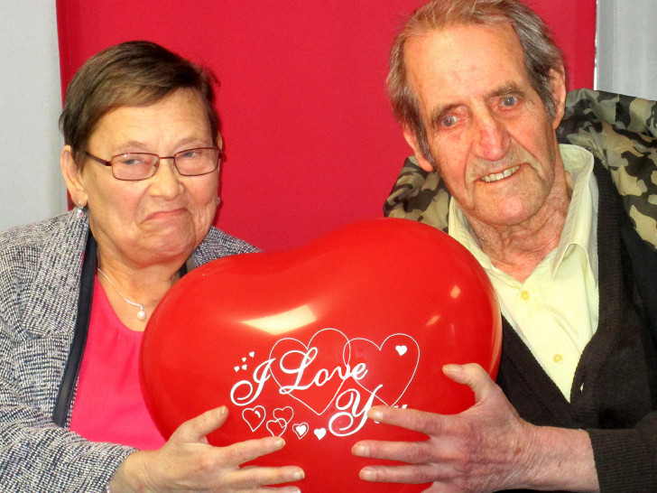 Verliebt und verlobt im Seniorenheim: Regina Ilona Fleischmann und Günter Köchy. Foto: DRK Peine
