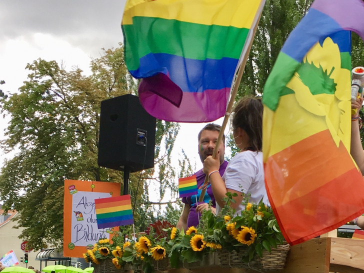 Stefan Körner von Bündnis90/Die Grünen feiert den Christopher Street Day mit Regenbogenfarben, Sonnenblumen und Klimafreundlichkeit. Foto: Privat