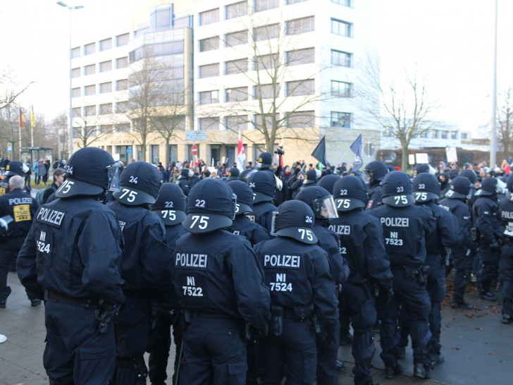 Starke Polizeipräsenz gestern in Braunschweig.
Foto: Werner Heise