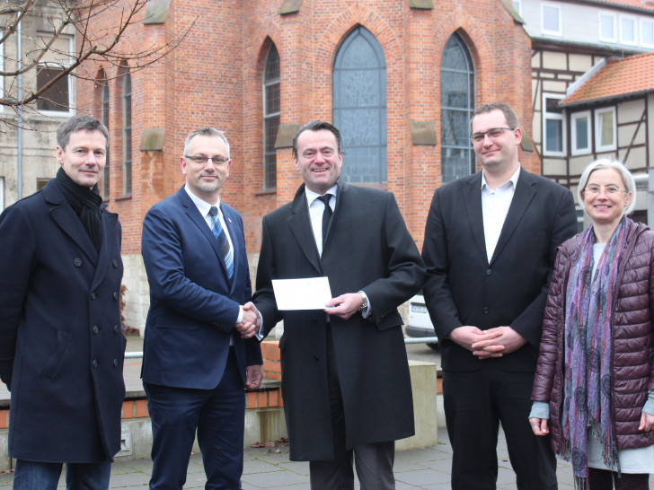 Die Spendenübergabe fand in Neuerkerode statt. Von links: Manfred Simon, Leitung Unternehmenskommunikation Ev.
Stiftung Neuerkerode, Ingo Beese, Finanzvorstand Ev. Stiftung Neuerkerode, Markus Zimmermann, Filialdirektor
Niedersachsen Vers. i. Raum d. Kirchen, und Christoph Pötschke, Agenturleiter Jerxheim Vers. i. Raum d. Kirchen, sowie
Claudia Lippelt, Versicherungen Ev. Stiftung Neuerkerode. Foto:  Theresienhof Goslar