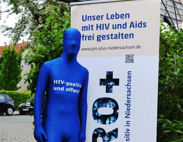 Mit blauen Morphuits, die den ganzen Körper und das Gesicht verhüllen, machen HIV positive Frauen und Männer bei der CSD Parade des Sommerlochfestivals am 25. Juli von 13-15 Uhr auf sich aufmerksam. Foto: PRO+ Netzwerk Positiv in Niedersachsen