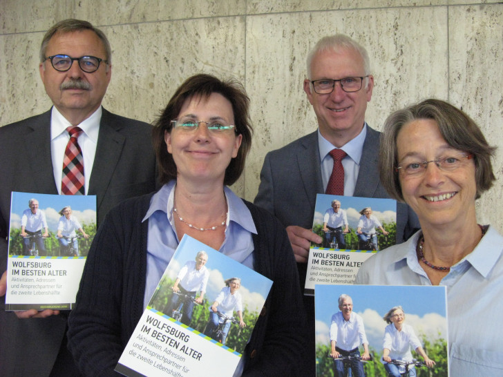 Lothar Laubert (Geschäftsbereichsleiter Soziales und Gesundheit), Heike Busse (Abteilungsleiterin Hilfen im Alter, bei Pflege und Behinderung), Erster Stadtrat Werner Borcherding, Gerda Kamphaus (Senioren- und PflegeStützpunkt). Foto: Stadt Wolfsburg