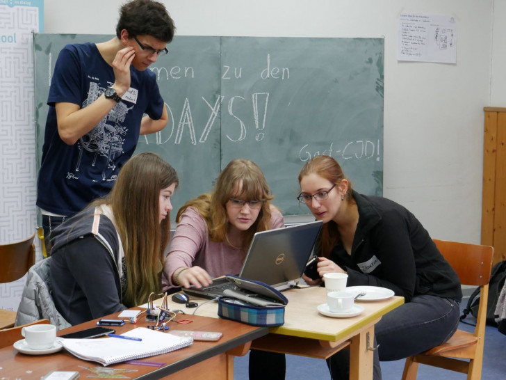 In Gruppen konnten die Schüler nach cleveren Lösungen suchen. Foto: CJD Braunschweig