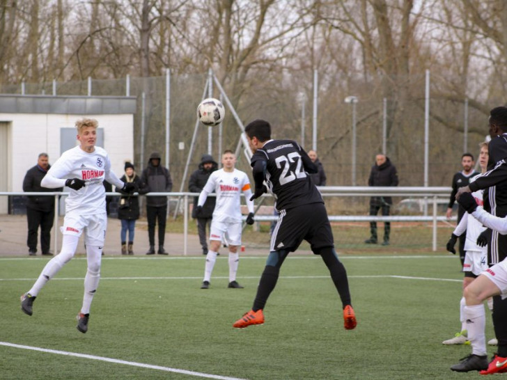 Delchad Jankir köpfte den TSC Vahdet in der Schlussminute zum Sieg. Fotos: Maschauer
