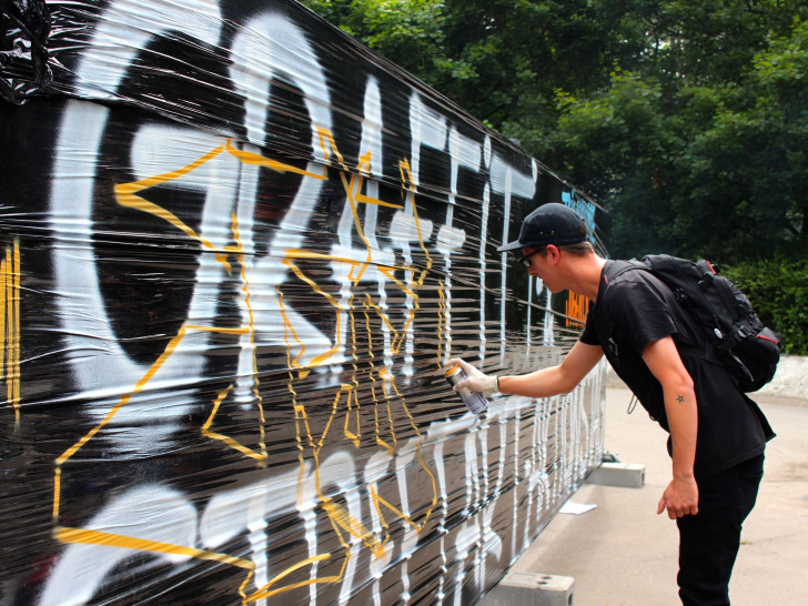 Graffiti sprühen live. Symbolfoto. Sina Rühland