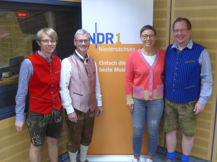 Die Lessingstädter Musikanten aus Wolfenbüttel gestalten die Sendung Plattenkiste von NDR 1 Niedersachsen. Von links Sebastian Hartwich, Hans-Peter Arendts, Martina Gilica und Matthias Beinert). Foto: NDR