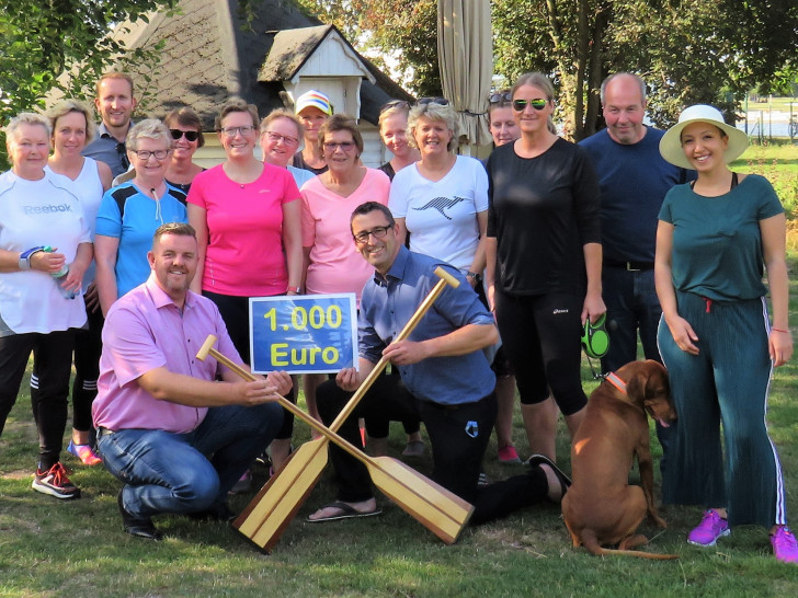 Die Frauen vom Drachenbootteam um Sandra Janzen (dritte von rechts) und das WKC Vorstandsteam vom WKC Oliver Paprotny (kniend rechts) und Ruben Maurer (dritter von links) freuen sich mit den Vertretern des Kulturvereins. Foto: Gemeinde Lehre