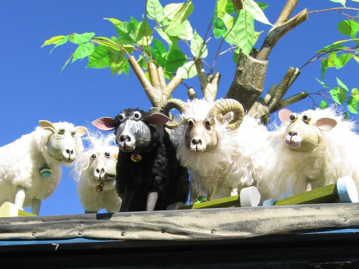 Echte Schafe zum Anfassen und witzige Figuren zum Muttertag im Theater Fadenschein am
Sonntag 14. Mai um 11 Uhr. Foto: Theater Fadenschein