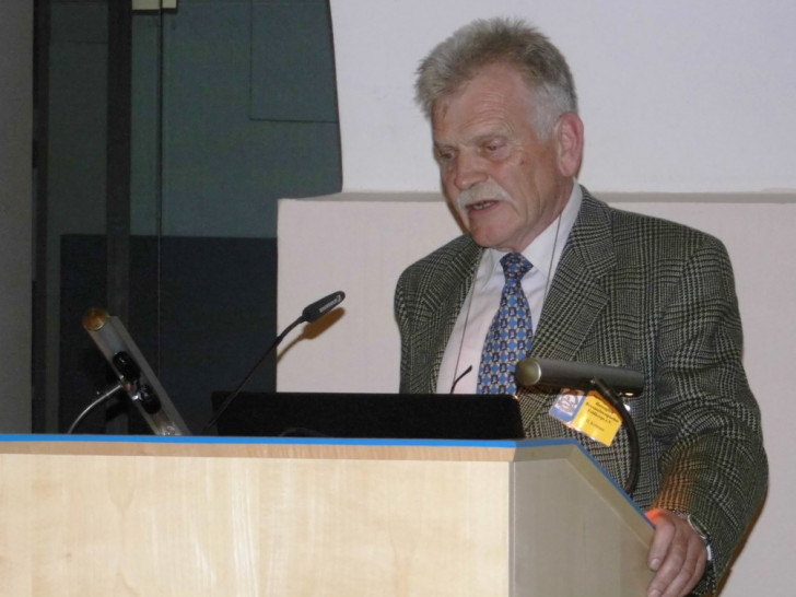 Hans Kolmsee bei seinem Vortrag zum "Schwarzen Herzog" im Landesmuseum. Foto: privat