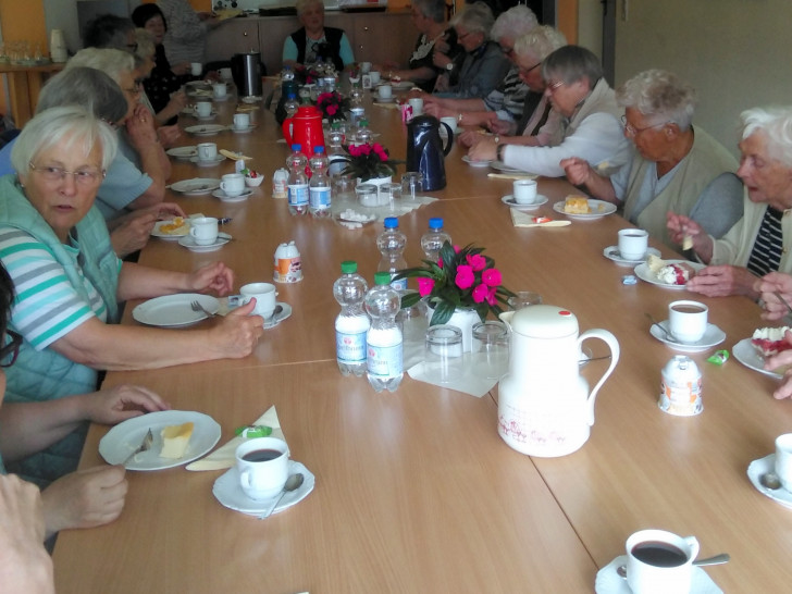 Gemütliches Zusammensein des Seniorenkreises mit dem Ortsrat. Foto: Gemeinde Lehre