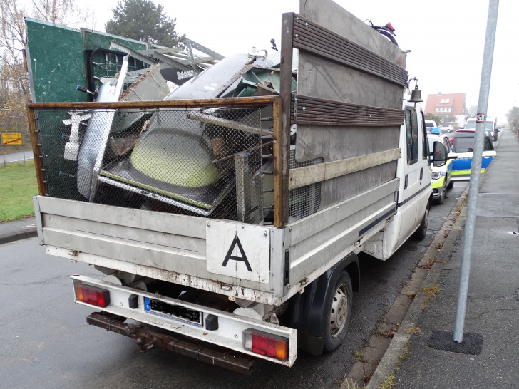 Überladener Kleintransporter eines Goslarer Altmetallsammlers. Foto: Polizei