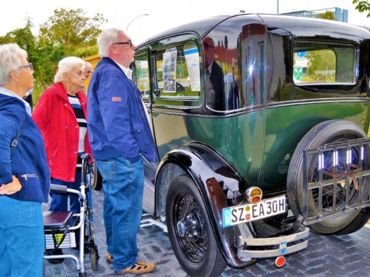 Auf dem Oldtimer-Stelldichein gab es für Bewohner, Besucher, Angehörige und Interessierte wieder viel zu bestaunen. Foto: Alloheim Seniorenresidenz "Salzgitter"