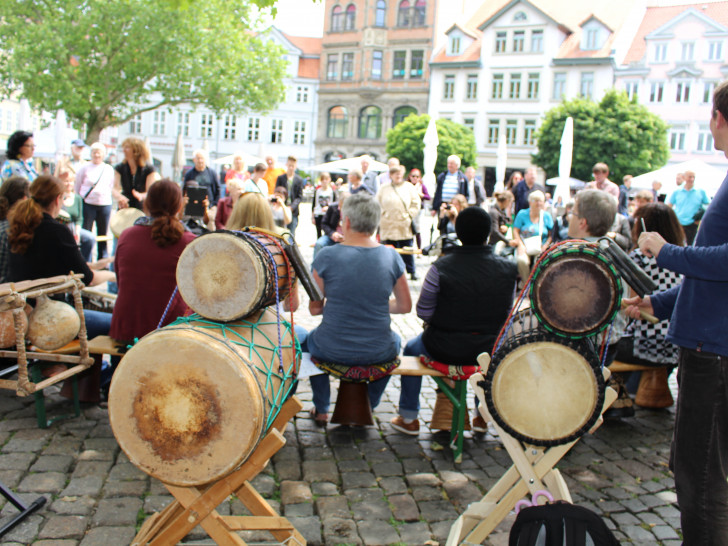 initiative folk! und Musikuß mit Perkussions und Trommeln auf dem Kohlmarkt. Fotos: Jan Borner