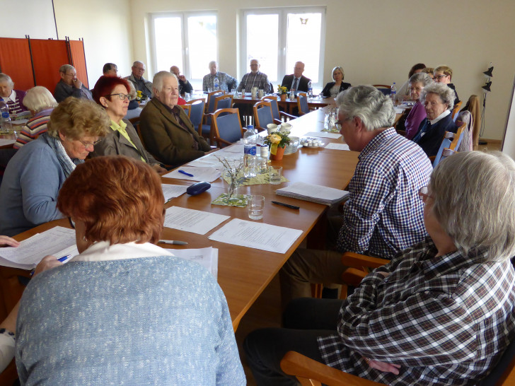 Rudolf Fricke (im karierten Hemd) beim Bericht der AG Geschichte während der Jahreshauptversammlung des AWO-Ortsvereins Wolfenbüttel. Im Hintergrund Vorsitzender Hans-Joachim Kröger und Präsidiumsvorsitzende Gabriele Siebert-Paul (am Quertisch). Foto: AWO
