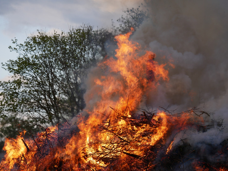 Die ersten Osterfeuer brannten bereits am Samstagabend. Fotos: Nadine Munski-Scholz/ Alexander Panknin/ Antonia Henker