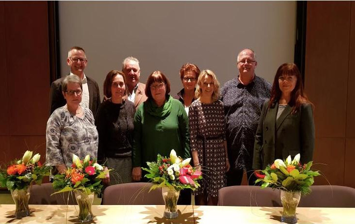 Hintere Reihe: Personalchef Dirk Neumann, Ruheständler Andreas Schulz, Personalratsvors. Manuela Bartell, Jubilar Claus Grothe
Vordere Reihe: Jubilarin Christina Christ, Jubilarin Manuela Müller, Ruheständlerin Brigitte Michalik, Jubilarin Jeannette Borchardt, Samtgemeindebürgermeisterin Regina Bollmeier
Es fehlen: Jubilarin Magdalena Ulbrich, Jubilar Jörg Markworth, Ruheständlerin Dagmar Kasten, Ruheständlerin Ingrid Flügel und Ruheständlerin Jutta Friedrichs.
Foto: Samtgemeinde Elm-Asse