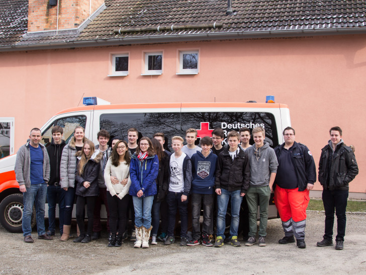 Matthias Kroker (links) übergibt die Spende mit einigen Schülern an Sören Fritze (zweiter von rechts). Foto: Nico Flebbe