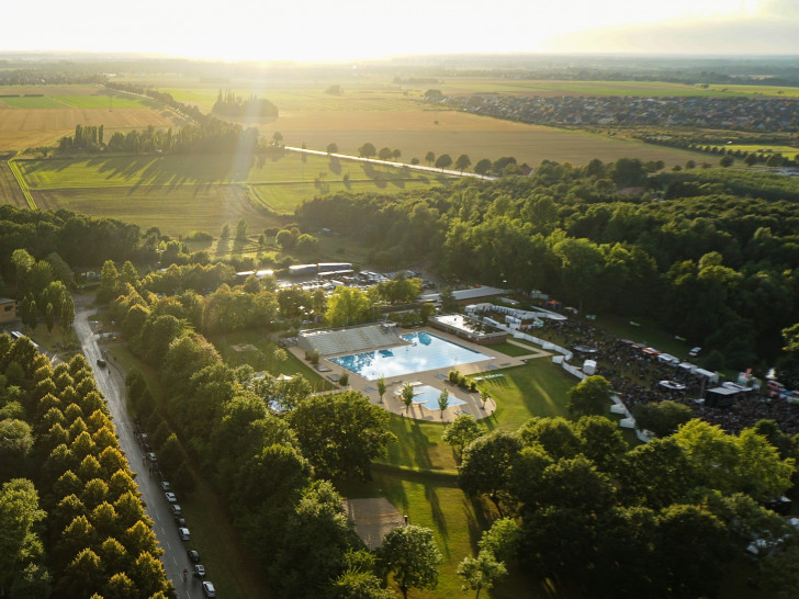 Auch aus der Luft stimmungsvoll – das Freibad Raffteich Foto: Stadtbad GmbH/Claus Dannöhl