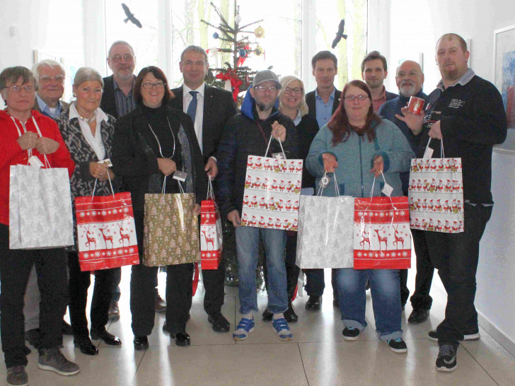Seit vielen Jahren verbunden – Vertreter der Ev. Stiftung Neuerkerode und der Braunschweiger Lions Club mit Präsident Joachim Hempel (2.v.l) sowie dem Ehepaar Rehmann (5./6. V. r.) und dem Ehepaar Gereke (2./3. V. r.). Foto: Evangelische Stiftung Neuerkerode   