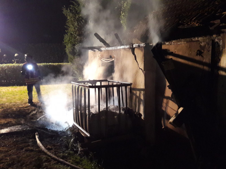 Im Kleingartenverein Katzenmehr brannte eine Gartenlaube. Fotos: Stadtfeuerwehr-Presse-Team