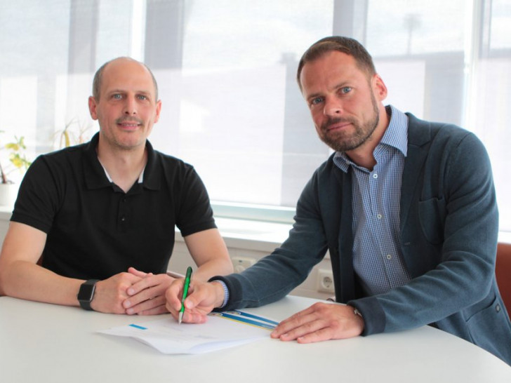 Nach längerer Anlaufzeit erfolgt nun offiziell der Neustart: Eintracht 2-Trainer Marcus Danner (li.) und Löwen-Geschäftsführer Wolfram Benz bei der Vertragsunterzeichnung. Foto: Eintracht Braunschweig