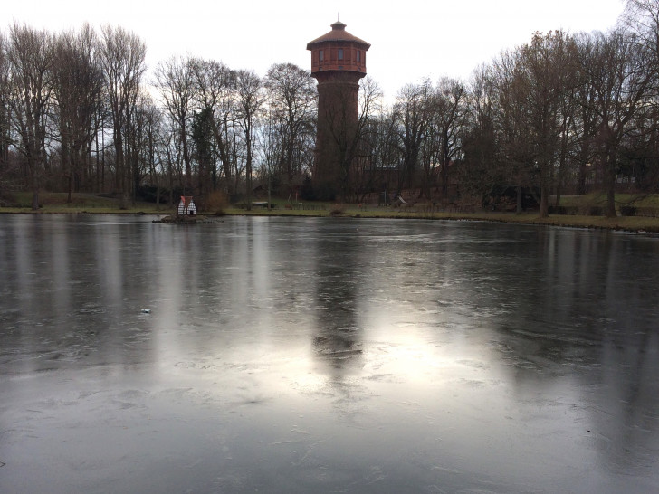 Auch in Wolfenbüttel ist schon eine dünne Eisschicht zu sehen. Foto: Heise