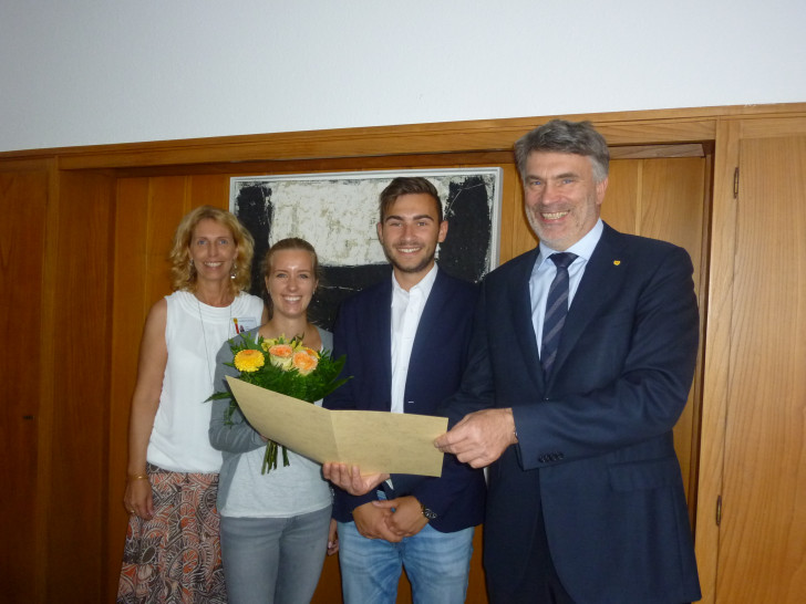 V.l.n.r. Sandra Scherneck (Personalrat), Saskia Schlordt, Patrick Wagner und Erster Kreisrat Henning Heiß. Foto: Landkreis Peine 