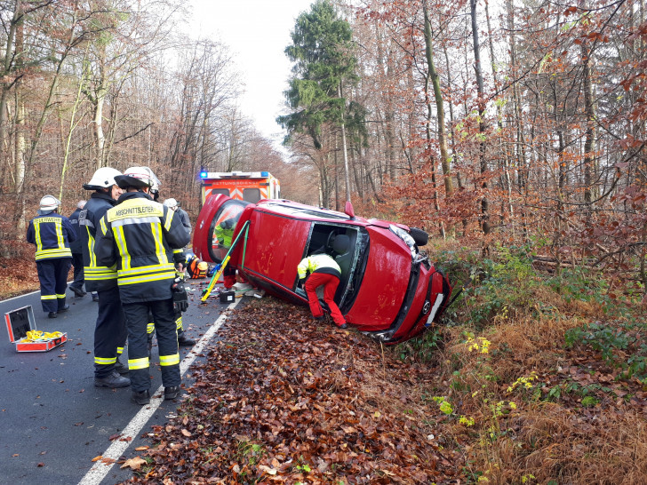 Die Fahrerin konnte mit Hilfe der Feuerwehr ihr Fahrzeug selbstständig verlassen. Fotos: Feuerwehr