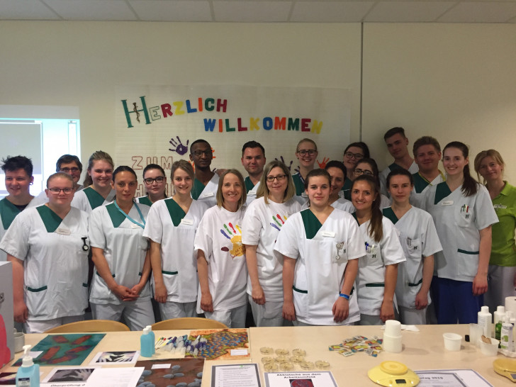 Ein Team aus Krankenhaushygiene, Schülern der Krankenpflegeschule sowie des Gesundheitsamtes Helmstedt informierte über die Wichtigkeit der Händedesinfektion im Krankenhaus. Foto: Helios