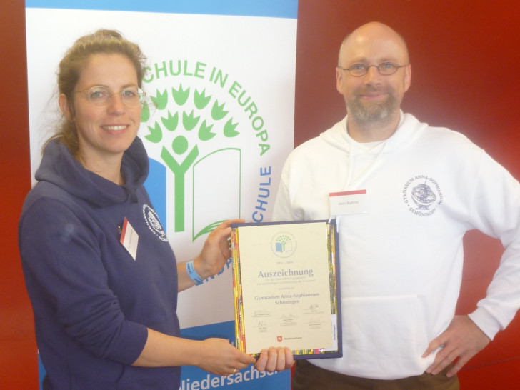 Ulrike Anspach-Wolf und Martin Kiehne nahmen die Auszeichnung entgegen. Foto: Gymnasium Anna-Sophianeum